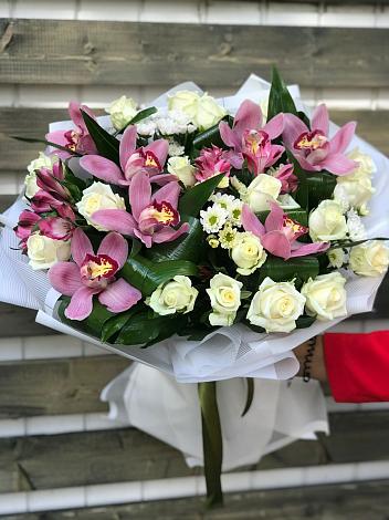 Букет цветов из: Розы и Хризантемы в Пионерский