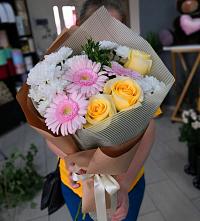 Букет цветов из:  Герберы, Розы и Хризантемы в Пионерский