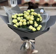Букет Белые кустовые розы Солинеро в Пионерский