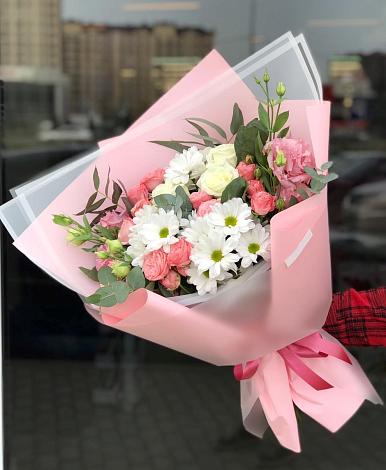 Букет цветов из: Розы, Лизиантусы и Хризантемы в Пионерский